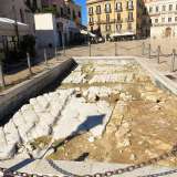 ...arrivando in piazza del Ferrarese, l� dove � ancora oggi presente una delle poche testimonianze della via: un rettangolo delimitato da paletti in ferro che contiene la pavimentazione originaria